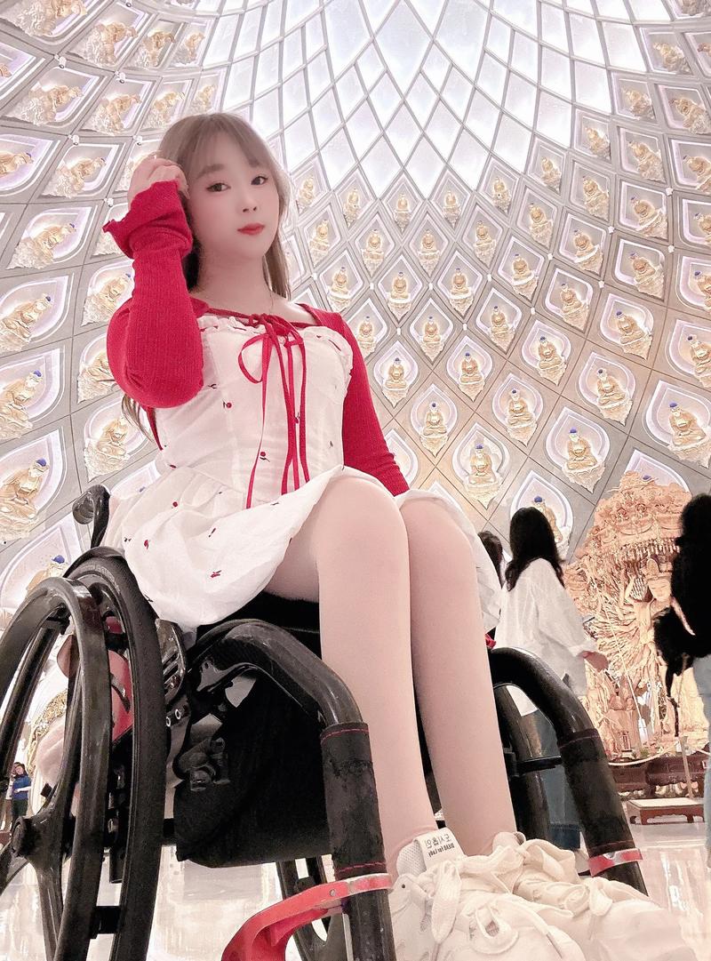 女人梦见自己坐轮椅，这预示着什么含义或象征？