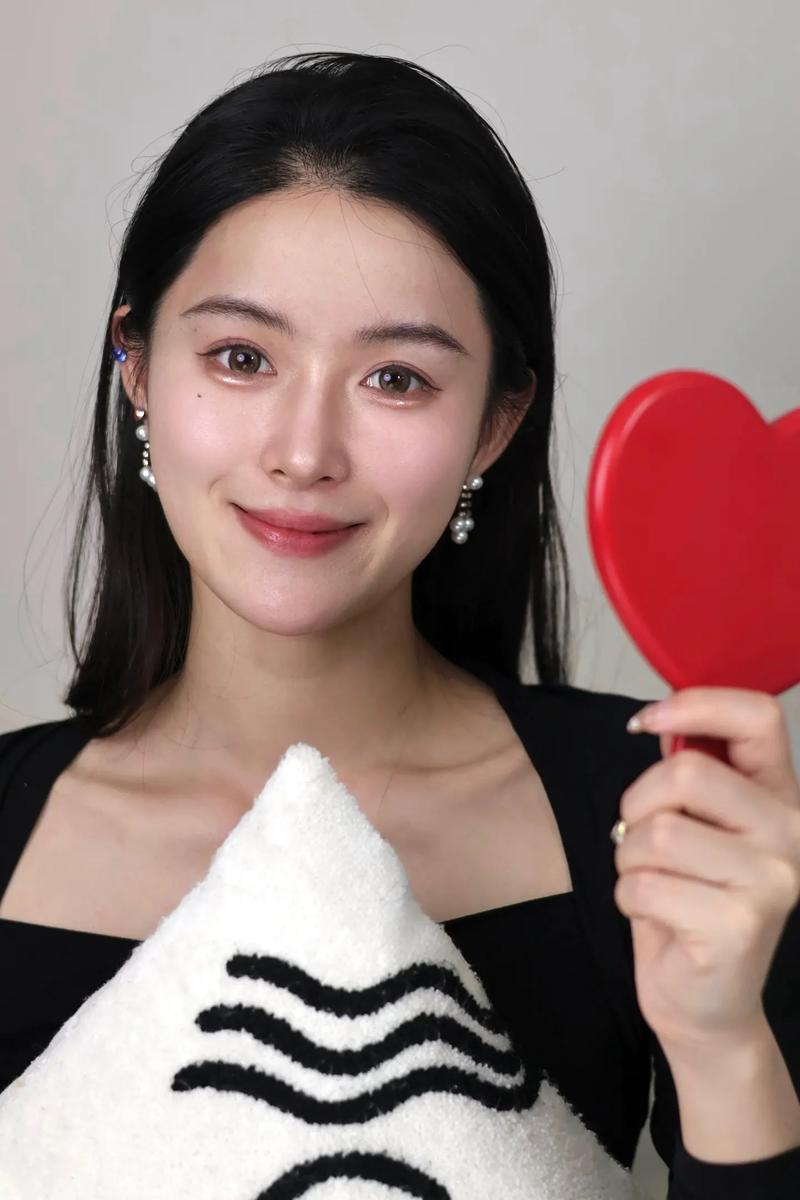 浓眉毛的女人面相好看吗？面相分析浓眉对颜值有影响吗？