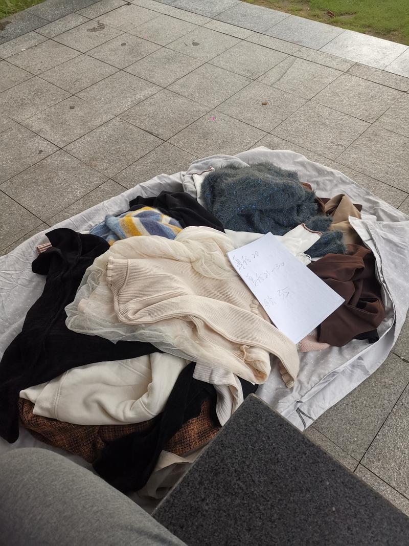 周公解梦：梦见衣服摊贩摆卖，这究竟预示着什么含义？