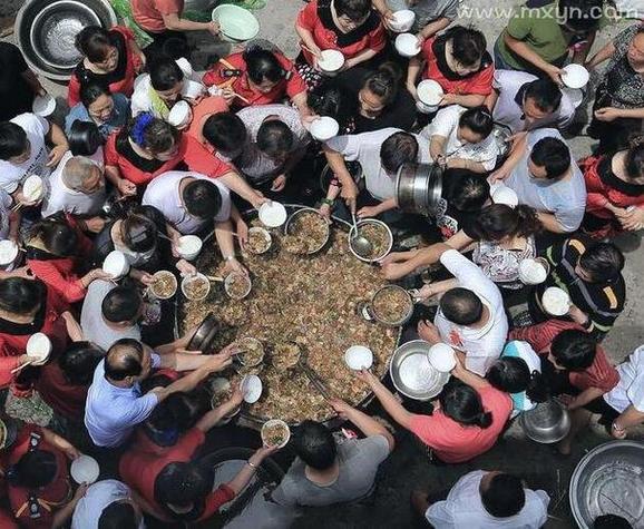 梦见排队领饭预示着什么？是吉是凶？