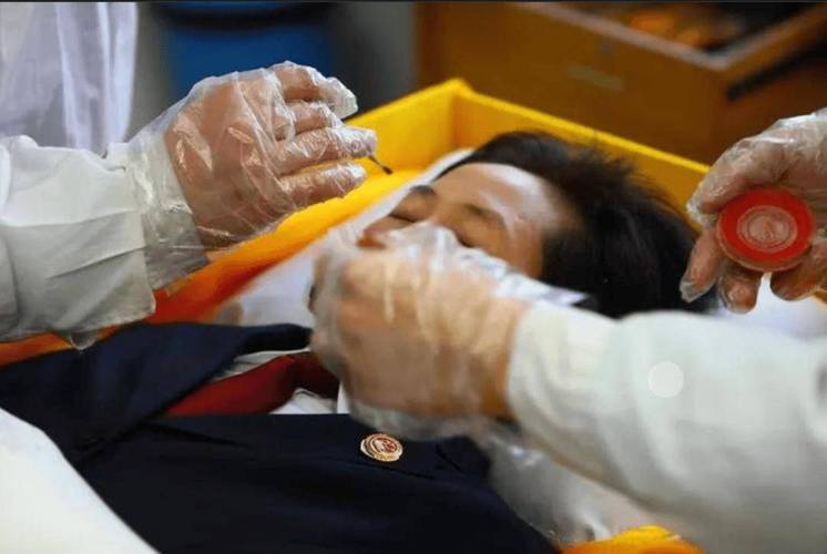 为什么触摸逝者遗体或死人的手臂会有潜在危害？