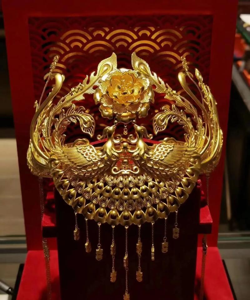 金牛座古代皇后所戴的十二星座专属凤冠长尾是什么样子？