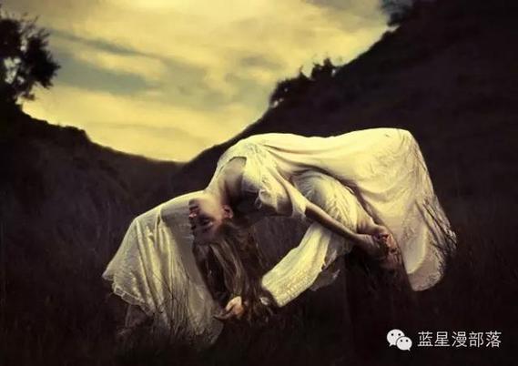 梦见进入卖死人衣服的店铺，这究竟是什么预兆或含义？