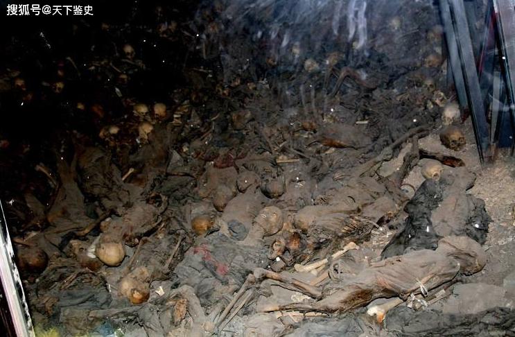 梦见堆积如山的死人尸骨有什么特殊征兆？