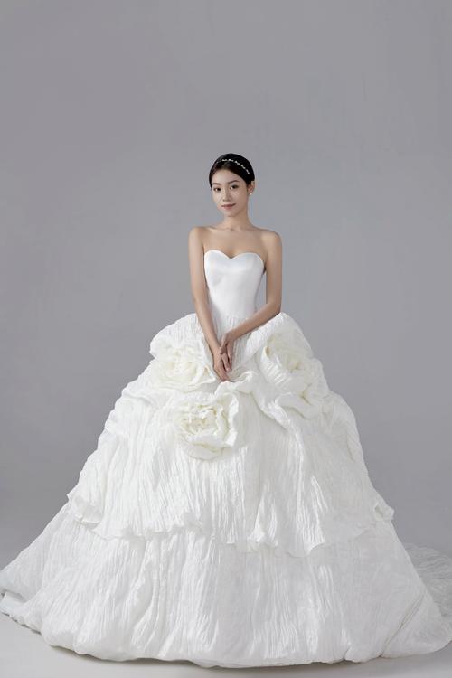 以婚女人梦见自己穿白婚纱和别人结婚，这预示着什么？