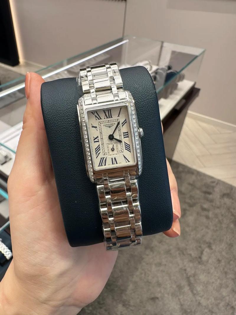 方盘手表和圆盘手表，哪个梗适合Zuo生意聚财？