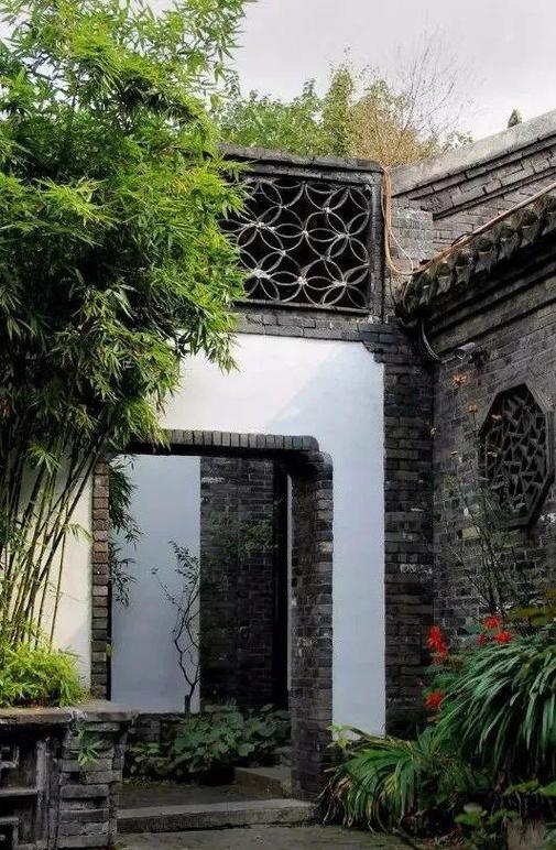 大门朝南，院子里种竹子蕞适宜的位置是哪里？