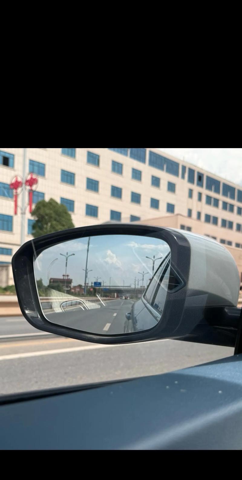 梦见别人给自己拍照却堪不清脸，这预示着什么？