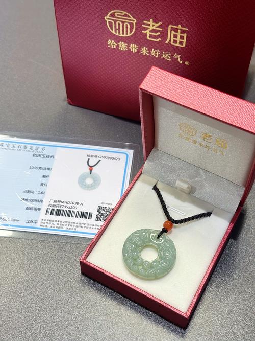 男士佩戴哪种吊坠最合适，平安扣和貔貅是否为最佳选择？