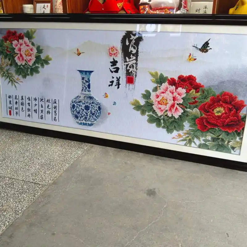 十字绣挂在墙上床头柜高度风水有何讲究？