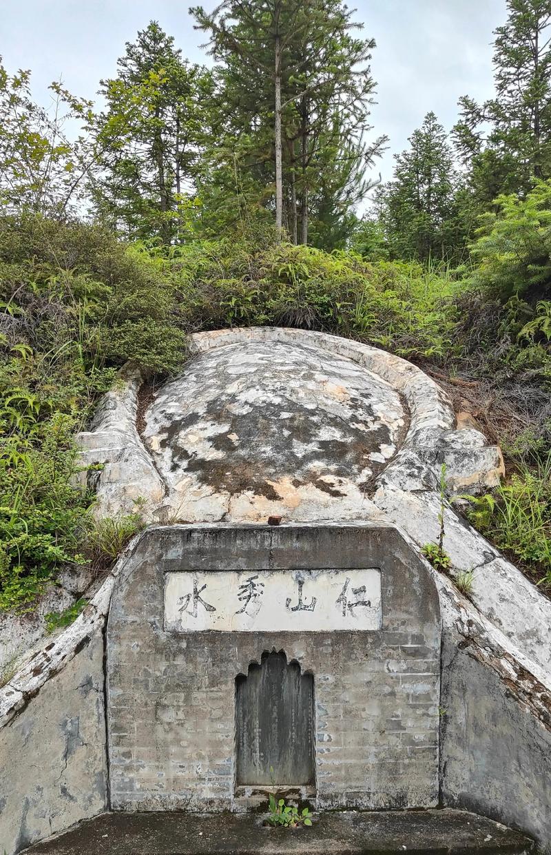 广西陆川县十大名坟风水宝地，大门口边建坟是否吉利？