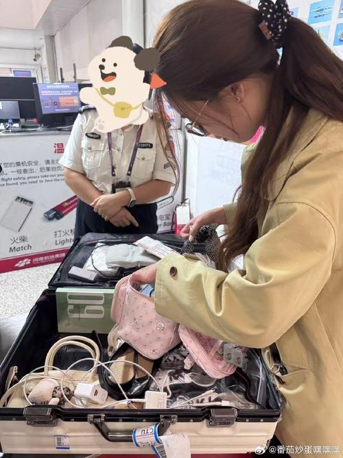 女生化妆包里为什么会放一个打火机？