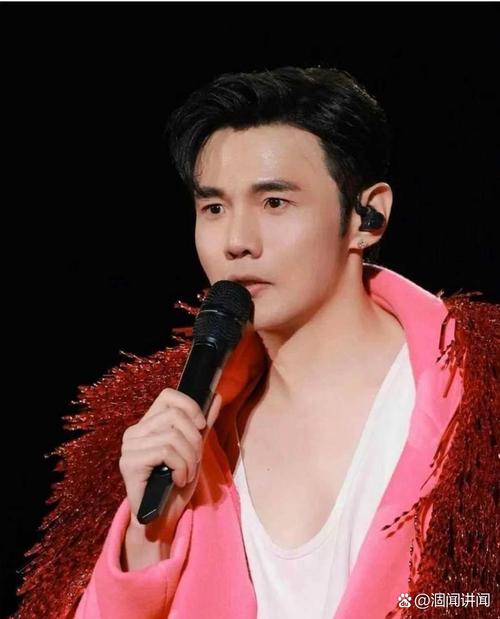 李荣浩究竟是在哪所大学完成了他的大学学业呢？