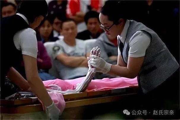 人死后为什么有四样东西不能扔，特别是为什么不能摸死人的脸？