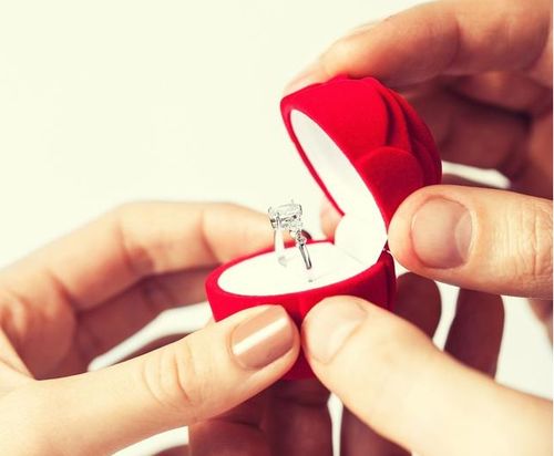 如何同过女命八字准确查找配偶星？