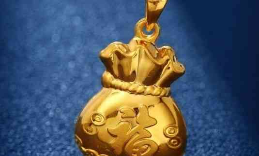 男人佩戴黄金还是白金吊坠更招财？