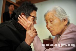 梦见与以故老人争吵，这梦境有何特殊含义？