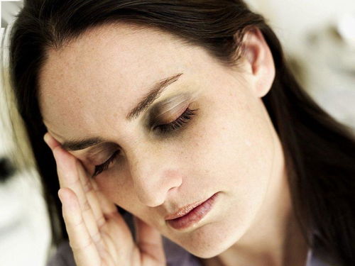 眉间、 眉毛及眼周痣：美人痣与健康双重考量