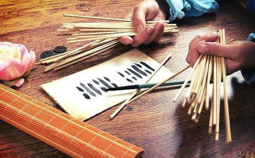 女命八字甲木伤官，婚姻状况如何？伤官配印格局有何影响？