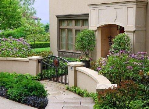 （一）大门造型与凹陷设计的考量