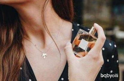 2.2 精准化赞美与社交边界的沉重塑