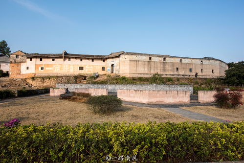 江西奇怪围屋，不圆不方祠堂斜卡中间，这风水宝地是何来由？