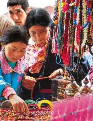 ：夏季旅行与民间手工饰品的消费心理状态探析
