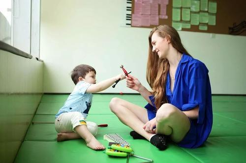 亲情之吻的边界：情感激荡与心理健康的微妙平衡