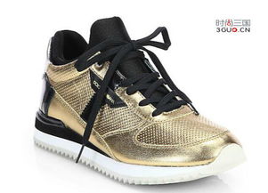 时尚与实用：一双鞋的两种魅力