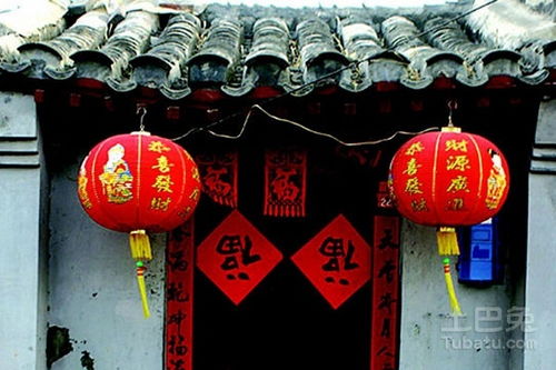 ：过年门口悬挂衣物之习俗概述