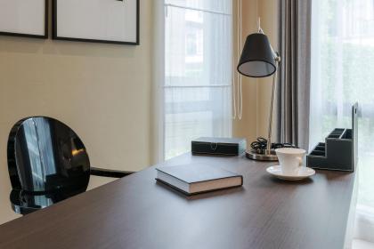 三角形小桌子放在墙角，碗如何摆放才能改善风水？