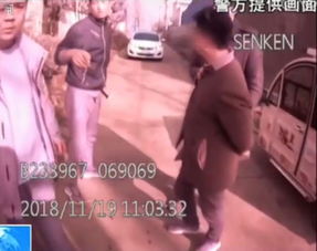 潜在动机及犯法结构推断
综合上述事实 可提出以下几种可能性：先说说该张被篡改编号且沾染血迹的百元纸币极有可能并非单纯遗失，而是凶手因慌乱而遗落于现场，其目的或为误导调查方向，使警方将注意力集中于拾得者，从而转移对凶手本人身份及作案动机的追查；接下来该女子招手并握紧纸币之举动或可解释为她试图通过示警或求助来阻止凶手继续作案，但因凶手察觉其行动而决定将其灭口；若假设该纸币本身即为凶手用于标记或交易的重要凭证，则其被刻意留下亦可能是一种警告，即提醒潜在目击者或同谋注意自身平安。
更值得注意且令人感到惊讶的状况在于：便利店老板在接受付款时对受访者投以异样目光， 并询问金钱来源，却未作进一步追问，这暗示该老板或已知此纸币背后的不法信息，却因某种原因选择保持沉默——此种沉默可能源自个人平安考量，也可能涉及更广泛的不法网络协同作业。
结论与反思
总的 本案例通过对现场物证（即带血折痕且编号被篡改的百元纸币）的细致检验，对涉案人物行为轨迹（包括女子招手、黑色轿车出现、捕快询问等）的逻辑关联进行系统化梳理，可见所谓“偶然捡钱”实则隐藏着复杂且多层次的刑事线索网络；这时候，由此引发的一系列社会心理反响亦提示我们，在面对类似突发公共平安事件时需要强化公众对物证辨识及及时报案的重要性，以免因个人恐慌或信息缺失导致案件侦破进程受到不必要阻碍。
所以呢， 这一现象是否应当引发我们对于城市夜间公共空间平安管理机制、以及普通市民在突遇异常物证时应采取之合法合理行为规范进行深入反思呢？答案明摆着已然呼之欲出：只有通过制度层面的完善与公众教育双管齐下方能最大限度降低类似隐蔽命案因偶然因素而产生的不良连锁反应。