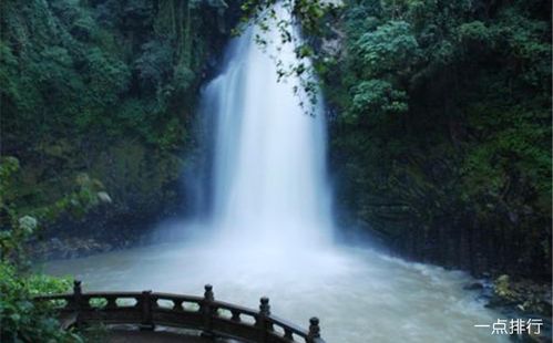 叠水河瀑布：水花四溅的快乐