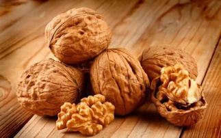 以婚女人梦见在地上捡核桃是什么预兆或含义？