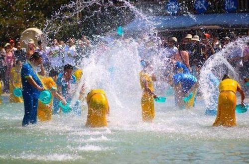 云南的“泼水节分流术”：不做大胃王， 要做细水长流的生意