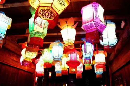 一、  闹花灯与猜灯谜：光影中的智慧与审美