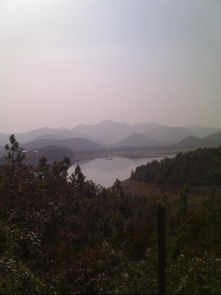 风水学中三台案山如何应用于台状山风水布局？