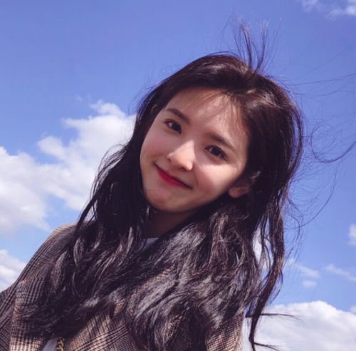 梦见自己成为当红明星，这预示着什么好运或转变？