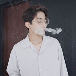 一、 简约风格与潮流元素的协同构建