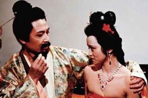 二、 跨越被动至主动：秦可酝名词化为‘儿媳’” 与 “贾珍”之间互动演进过程探讨