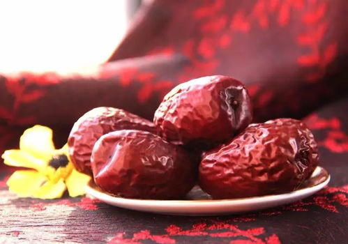 梦见树上挂满红枣，摘着吃，这预示着什么好兆头？