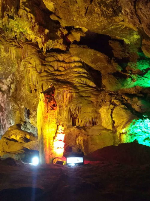 鸡冠洞——黑暗中的“艺术展”