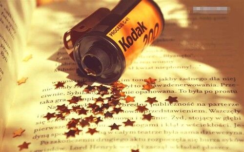 ：数字时代的身份构建与符号学隐喻