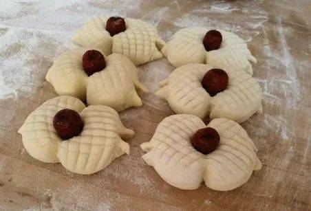 饮食文化底蕴：物品满足与精神层面寄托二元结合