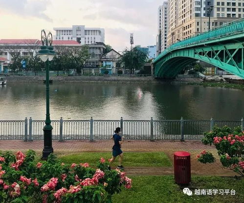热门景点2：铁桥艺术区——涂鸦与颓废的美学