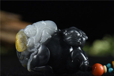 （三）蟠桃捧寿：延年益寿的吉祥寓意