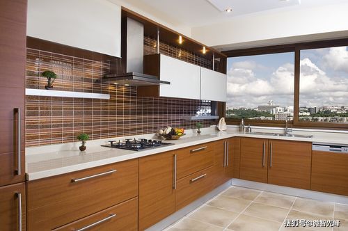 六、 厨房布局：养命之源的禁忌规避与功能优化