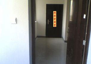 2. 实体屏障的设置：屏风与装饰柜的运用