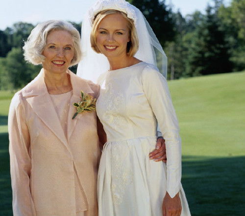 婚礼上，父母穿紫色礼服和紫色衬衣，这样的穿搭合适吗？