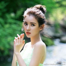 2. 卧室红色饰品布局——情感亲密度的提升